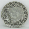 Centro de mesa de pé baixo, em prata 925 milésimos, contraste Sterling, decorado com trabalhos entrelaçados e na forma de guardanapos com franjas. Med. 5x26,5 cm. Peso 600 g.