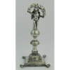 Dez Dinheiros - Paliteiro de coleção em prata contrastada, com marca doprateiro, representando Querubim sustentando guirlanda. Pés em garra. Alt. 12,5cm.
