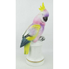 Belíssima escultura art-deco de coleção em porcelana alemã, marca damanufatura Tettau, representando Cacatua. Peça ricamente policromada. Friso em dourado na base. Marca da manufatura e numeração em crivo na base. Alt. 37cm.