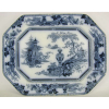 Travessa de coleção do sec. XIX, oitavada em porcelana inglesa azul borrão, com marca da manufatura W. Adams & Sons Ironstone, decorada com paisagemcom pagodes. Aba com flores e cenas. Pequeno lascado na aprte externa dabase, somente visível quando virada. Med. 5x45,5x35 cm.