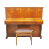 Belíssimo piano alemão, com marca da manufatura Niendorf, Gegrundet 1895 Luckenwalde Berlim. Funcionando, porém necessita regulagem. Acompanha banco com regulagem de altura, estofado e forrado com tecido no tom vinho. Tecido com marcas do tempo. Med. 125,5x150x60cm.