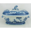 Bela e elegante sopeira em porcelana portuguesa, marca da manufatura Vista legre, com decoração em chinoiserie de paisagem com pagodes nos tons azul. Alças na forma de cabeça de animal. Pegador da tampa na forma de onda. Med. 22,5x35x24 cm.