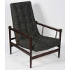 Cadeira de balanço em jacarandá, dos anos 60, com molas laterais. Assento e encosto em tecido. Molas apresentam ferrugem. Med. 77x64x65 cm.