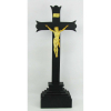 Grande e belo Crucifixo de mesa com Cristo Vivo em marfim europeu, do séc. XIX, executado com minuciosos detalhes. Cruz em madeira entalhada contendo na parte superior placa em marfim com a inscrição INRI. Med. total 64x26x10,5cm. Med. Cristo 20x15cm.