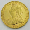 Moeda de coleção, em ouro 22k de uma libra esterlina, tendo no verso São Jorge, datada de 1901 e no anverso Rainha Victoria. Peso 8g. Este ítem não e encontra no local do leilão.