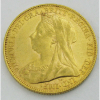 Moeda de coleção, em ouro 22k de uma libra esterlina, tendo no verso São Jorge, datada de 1901 e no anverso Rainha Victoria. Peso 8g. Este ítem não e encontra no local do leilão.