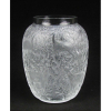 Lalique - Belo vaso em cristal francês, assinado e localizado France na base, decorado com lapidações de folhagens e animais em relevo. Alt. 17cm.