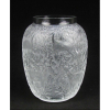 Lalique - Belo vaso em cristal francês, assinado e localizado France na base, decorado com lapidações de folhagens e animais em relevo. Alt. 17cm.