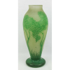 Degué - Grande vaso francês de coleção, um em pasta de vidro, circa de 1925, decoração cameo com arbustos em tons de verde. Assinado. Peça de cotação internacional e artista catalogado em diversos livros. Alt. 45,5cm.