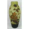 Arsal - Belo vaso em pasta de vidro francês, no tom amarelo, decoração Cameo de flores e folhagens. Assinado. Circa 1920. Alt. 40,5cm. Peça de cotação internacional.