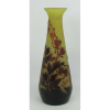 Gallé - Vaso francês em pasta de vidro, com decoração cameo de flores e folhagens. Peça de cotação internacional. Alt. 24,5 cm.