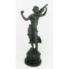 R. Richard - Escultura francesa, circa de 1900, em petit bronze patinado, representando Serenade. Base em madeira. Apresenta discreta perda na pontinha da vara do violino. Peça assinada no petit bronze. Artista de cotação internacional, com registros de vendas no exterior. Alt. total 42,5cm.