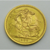 Moeda de coleção, em ouro 22k, de uma libra esterlina, tendo no verso São Jorge, Datada de 1966, e no anverso efígie da Rainha Elizabeth. Peso 8g.