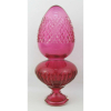 Grande pinha em cristal europeu na cor rubi, decorada com lapidações bico de jaca e em sulcos. Alt. 35cm.