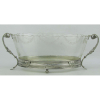 Centro de mesa ovalado em prata francesa, contrastada e cinzelada com cristal lapidado. Falta pequeno parafuso. Med. 13,5x37x16 cm. Peso da prata 265 g.