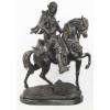 Grande e belo grupo escultórico em petit-bronze, representando Cavaleiro Árabe. Peça de extrema imponência. Apresenta resquícios de selo de fundição. Med. 78x57x28 cm.