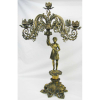 Imponente e belo candelabro para 5 velas em bronze dourado, se apoiando sobre cornucópia e sendo esta sustentada por figura feminina. Quatro braços recurvos. Peça profusamente trabalhada com vazados, flores, folhagens, volutas e perolados. Med. 76x58x58 cm.