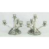 Par de candelabros, art-deco, para 4 velas em prata portuguesa, contraste Porto Águia, cinzelada em volutas e conchas. Alt. 17 cm. Peso 675 g.