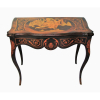 Excepcional mesa de jogo / console italiano, em madeira, profusamente trabalhada com marqueterie, tendo ao centro do tampo paisagem com figuras e cenas de galanteio. Abas com trabalhos marchetados de volutas e arabescos, tendo carátide na parte frontal. Pernas recurvas com folhagens. Tampo de girar e abrir, tendo no interior forração em feltro verde. Peça executada com ricos e minuciosos detalhes. Med. fechada 80x91x45,5cm. e 77,5x91,5x91,5cm.