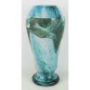 Legras - Belo e grande vaso de coleção em pasta de vidro Francês, assinado e localizado francês, decorado com pássaros em relevo, na tonalidade azul e verde, sendo a parte interna leitosa. Alt. 40,5cm.