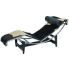 Le Corbusier - Chaise-longue em metal, com forração em pele de animal. Assinado. (necessita reparos nas tiras de sustentação). Med. 50x165x60cm.