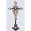 Belíssimo crucifixo em jacarandá com Cristo em madeira policromada do Séc. XIX, com sendal pendente para o lado direito. Ricos adereços em prata cinzelada. Alt. crucifixo 74cm. Alt. Cristo 24cm.