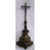 Crucifixo em madeira com incrustações em madrepérola, com cristo em metal, apoiado sobre 3 serpentes. Base em madeira com incrustações. Séc. XIX. Alt. 51cm.