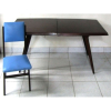 Mesa com 8 cadeiras, anos 50, extensível. Tampo curvo em 2 laterais.Cadeiras com encosto e assento em courvin na cor azul. Med. mesa78x263x90cm. Med. cadeira 95x39x43cm (4 cadeiras com encosto mais alto).