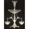 Belo centro de mesa - fruteira alemão em metal espessurado a prata, marca da manufatura WMF, trabalhado com arabescos, parreiras e frisos, formado por cristal para flores, prato para frutas e duas cestinhas laterais. Pés em garra. Med. 60x27cm.