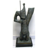 Escultura em bronze, representando Dorso masculino de guerreiro. Base de granito. Alt. bronze 104cm.