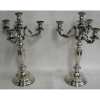 Par de candelabros para 4 velas, em prata francesa, contraste Cabeça de Minerva, com 3 braços curvos e trabalhos em baixo relevo. Alt. 49cm.