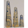 Palatnik - três esculturas em acrílico, representando Obeliscos. Interior decorado com espirais no tom azul. Alts. 33, 25 e 15cm.