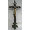 Crucifixo com Cristo em madeira policromada. Cristo com sendal pendente para o lado direito. Guarnições em prata. Alt. crucifixo 92cm. Alt. Cristo 34cm.