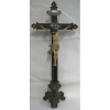 Crucifixo com Cristo em madeira policromada. Cristo com sendal pendente para o lado direito. Guarnições em prata. Alt. crucifixo 92cm. Alt. Cristo 34cm.