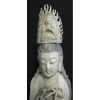 Grande par de esculturas monobloco em marfim, monocromadas, representando -Divindade-. Marca do artesão na base. Acompanham peanhas em madeira entalhada. China, 1a. metade do Período Revolucionário. Alt. marfim 47cm. Alt. total 51cm.