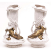 Belo par de floreiras austríacas, Turn - Amphora Imperial, na cor branca, adornadas com figura feminina com vestes em dourado. Alt. 45cm.