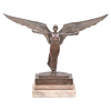Figura francesa em bronze, -A Vitória-, após Foch, produzido por Alexis Rudier, Paris. Na base inscrito e com assinatura de molde, selo de fundição e carimbado com monograma -VS- e -121-. Med. 39x40x8