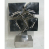 Vlavianos - escultura em aço representando Cata-vento. Dat. 1980. Med. 64,5x41,5x20cm.
