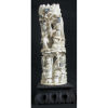 Bela escultura monobloco em marfim vazada, representando Personagens a beira de um penhasco. China, Período Revolucionário. Alt. 23cm.