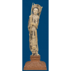Okimono monobloco em marfim, monocromado, representando Figura de guerreira. Último quartel do Período Meiji. Alt. 34,5cm. 