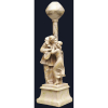 Bela luminária de mesa art-deco, em alabastro e pó de mármore, na forma de Pierrot e Colombina. Alt. 72,5cm. 