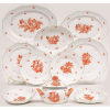 Belo aparelho de jantar em porcelana Húngara - Herend, com pintura floral na cor salmão, frisos em dourado, composto de sopeira, saladeira, legumeira, 4 travessas, prato para arroz, 23 pratos rasos, 12 fundos e 9 para salada. Total de 52 peças.