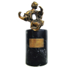 Salvador Dali - escultura em bronze, representando Madonna de PortLligat. Tiragem AB 89/100. Com certificado. Assinada. Alt. total 20cm.