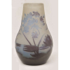 Gallé - Vaso em pasta de vidro francês, com decoração cameo de lago com flores e folhagens do ambiente. Alt. 23cm.