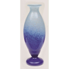 Schneider - Vaso francês, em pasta de vidro, nos tons em degradeé de azul. Alt. 53cm. Assinado e localizado.