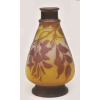 Gallé - Vaso francês, em pasta de vidro, na tonalidade amarelo degradeé, decoração cameo de flores e folhas. Assinado. Alt. 21,5cm.