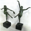 Assinatura Ilegível - Duas esculturas, estilo Art-deco, em bronze, representando Dançarinas. Base em mármore negro. Alt. bronze 30,5 e 25,5cm. Alt. total 36 e 31,5cm.