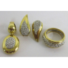 Belíssimo conjunto de anel, par de brincos e pingente em ouro 18k, branco e amarelo com brilhantes.