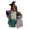 Lladró - Belo grupo escultórico em porcelana espanhola policromada, representando Maternidade. Alt. 39cm.