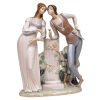 Lladró - Belíssimo grupo escultórico em porcelana espanhola policromado, representando Romeu e Julieta no jardim. Med. 44x33x14cm.